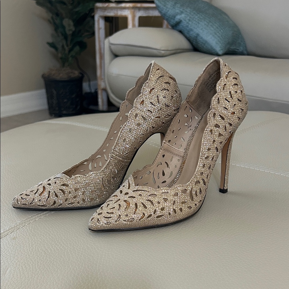 Celeste Nicholas champagne gold Glitter Perforated Pointy Toe Pumps 4.5" Heels 7